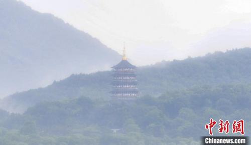 中国侨网图为西湖雷峰塔附近山区轻雾缥缈。 王刚 摄