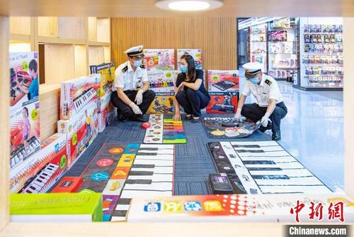 中国侨网海关关员到小微企业开展市场采购政策宣讲 袁国宏 摄