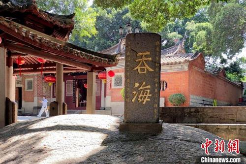 中国侨网在泉州真武庙,“吞海”二字刻于一块天然巨石上。 吴冠标 摄