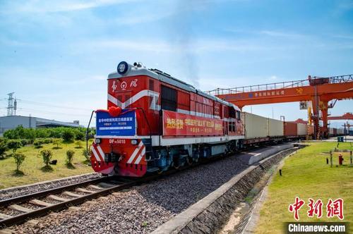 中国侨网X8020次中欧班列从铁路金华南站鸣笛启程。 胡肖飞 摄