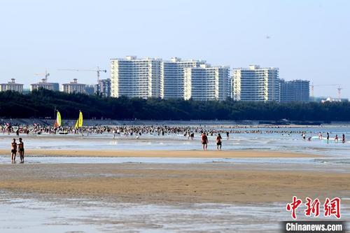 中国侨网不少民众到金銮湾景区海边玩水休闲。 张金川 摄