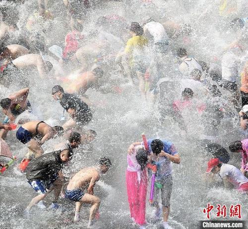 中国侨网游客戏水玩乐。　屏南县委宣传部 供图