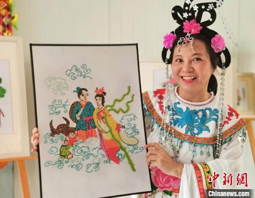 中国侨网图为点米画作品《牛郎织女》展示。　滕忠　摄