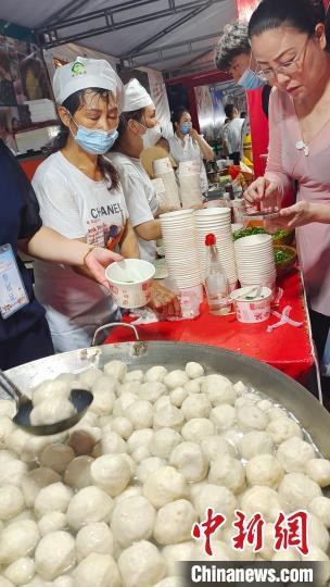 中国侨网8月7日晚,2022“好吃好玩享福味”福建旅游美食季主题活动现场,福州大鱼丸让人食指大动。 张丽君 摄