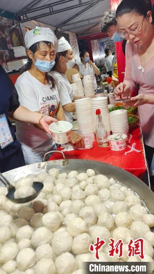 中国侨网8月7日晚，2022“好吃好玩享福味”福建旅游美食季主题活动现场，福州大鱼丸让人食指大动。　张丽君　摄