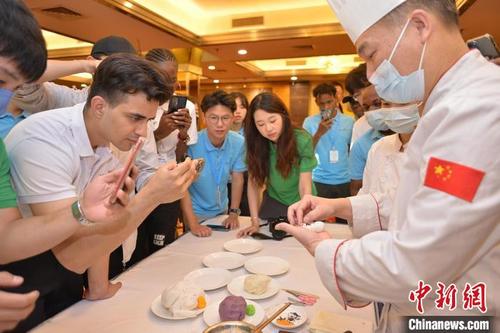 中国侨网中外青年观看粤菜师傅制作粤点 白英石 摄