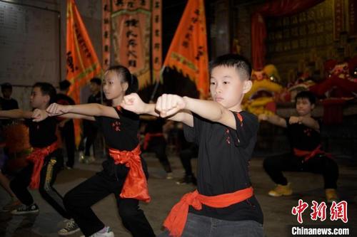 中国侨网孩童在村中习武。　覃默　摄