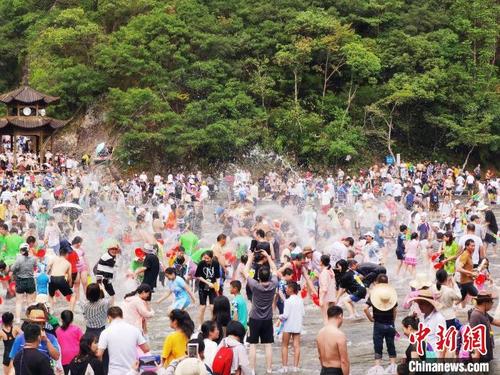 中国侨网屏南县白水洋景区内,游客尽享水上清凉。 屏南白水洋景区 供图