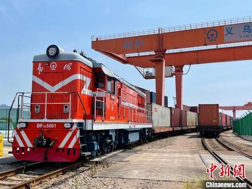 中国侨网位于浙江义乌的“义新欧”中欧班列义乌平台驶出2022年度第1000列班列。 陆磊 摄