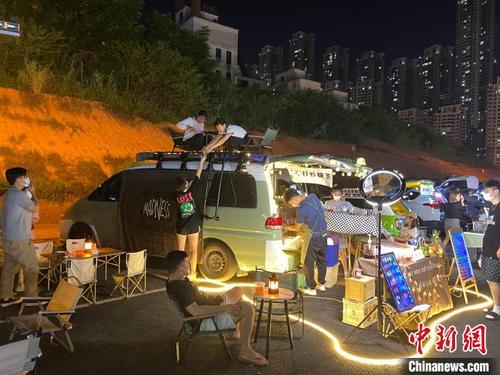 中国侨网图为昔日“网红”夜市阳峰路后备厢集市一角。 林洁琪 摄