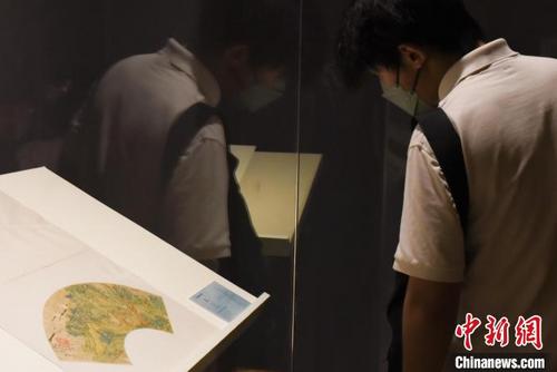 中国侨网(清)钦揖画作《仿赵孟頫山水图》吸引参观者。魏志峰 摄