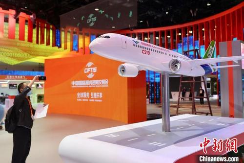 中国侨网2022年服贸会上,国内外企业将展示新产品、新技术、新应用场景。 中新社 易海菲 摄