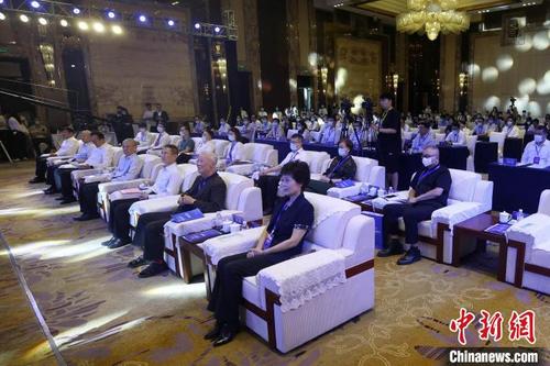 中国侨网留学归国人才在山东青岛参加海归创新创业峰会。 衣冠杰 摄