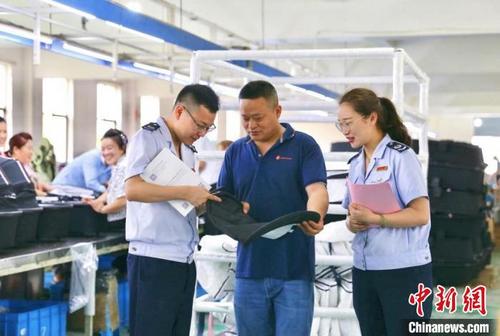 中国侨网税务人员进企业。 浙江省税务局供图