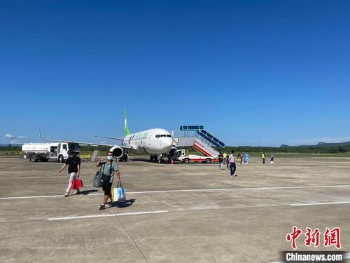 中国侨网海南博鳌机场，到港旅客步下飞机。　许薇供图