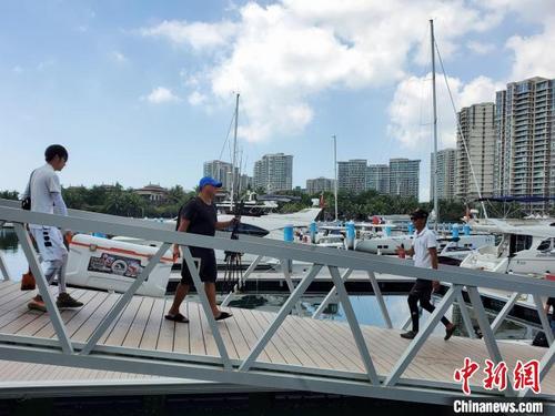 中国侨网海南清水湾,海钓游客准备坐船出海(资料图)。 王晓斌 摄