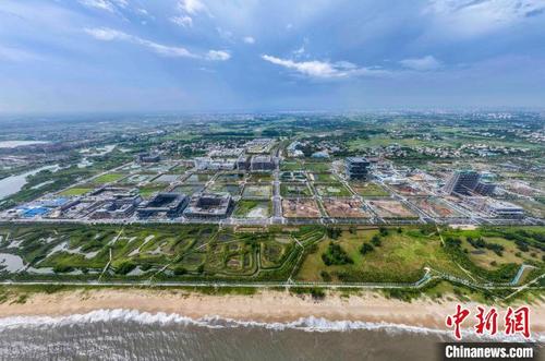 中国侨网图为航拍建设中的海南省海口市江东新区起步区。　骆云飞 摄