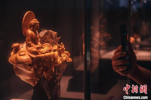 中国侨网市民拿出手机拍下精美作品。 李南轩 摄