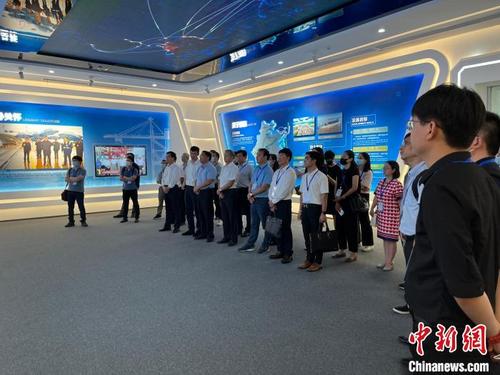 中国侨网浙江省国际商会会同中国国际商会宁波商会、宁波经开区管委会组织商会会员企业走进宁波开展考察交流。 浙江省国际商会 供图