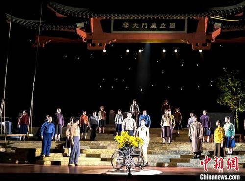中国侨网厦大交响史诗《长汀往事》2日晚在福建长汀县汀州客家剧院献演。 厦大供图