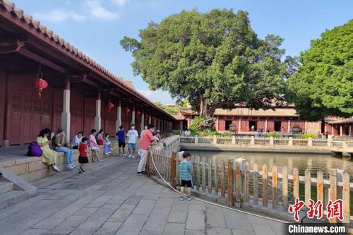 中国侨网泉州府文庙内，家长带着孩子们参观游玩。　吴冠标　摄