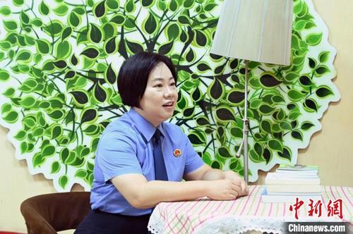 中国侨网图为在重庆大渡口区检察院的“莎姐谈心室”里,“莎姐”梅玫正在讲述自己曾经帮助过的“迷途孩子”。 陈超 摄