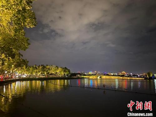 中国侨网杭州西湖。 黄慧 摄
