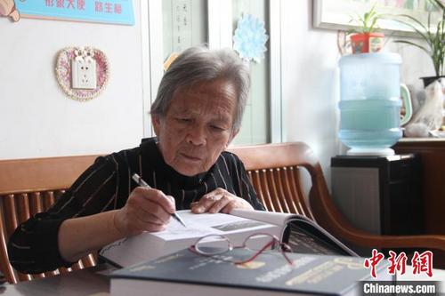 中国侨网路生梅在家中看书学习。　阿琳娜　摄
