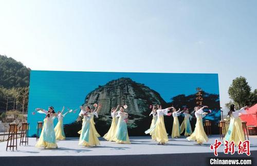 中国侨网在一曲细致精美的《九曲棹歌》中,2022年闽台青年朱子文化研学营于武夷山市五夫镇紫阳楼前开营。 福建省闽台文化交流中心 供图