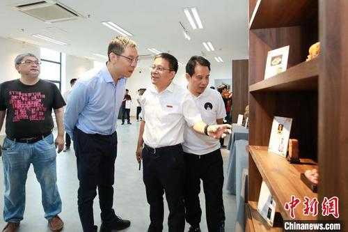 中国侨网福建省雕刻艺术家协会工艺美术大师和福建工程学院在校生联袂创作并在福建工程学院展出。 福建工程学院供图
