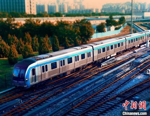 中国侨网北京目前已形成包含27条、783公里城市轨道交通线网。图为4号线。 京港地铁供图