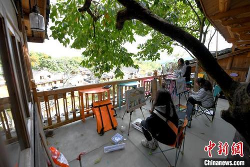 中国侨网四坪村吸引许多画画爱好者前来写生。 王东明 摄
