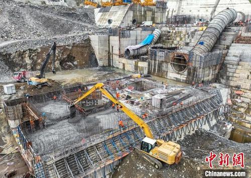 中国侨网图为迈湾水利枢纽工程，正在进行大坝工程建设。　骆云飞　摄