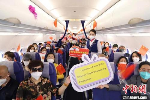 中国侨网160名广东外贸企业负责人搭乘南航CZ5251“粤贸全球”包机从广州飞赴新加坡。　南方航空供图