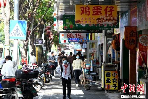 中国侨网福州街头陆续恢复“烟火气”。 王东明 摄
