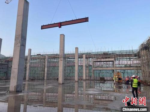 中国侨网顺丰粤东智慧供应链科技创新总部基地项目轻钢屋面结构首吊完成安装 马子强 摄