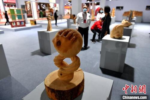 中国侨网图为来宾参观展览。 吕明 摄