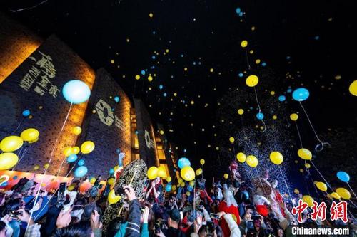 中国侨网图为11月25日晚，观众在乌镇大剧院门前放飞气球。　乌镇景区供图