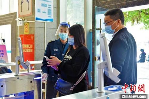 中国侨网在宁德汽车南站，乘客按照防疫相关要求有序进站。　蕉城区融媒体中心 供图