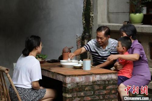 中国侨网潮汕人普遍喜欢喝茶 广东省文旅厅 供图