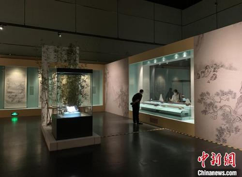 中国侨网民众在广东省博物馆观看展览(资料图) 广东省博物馆 供图