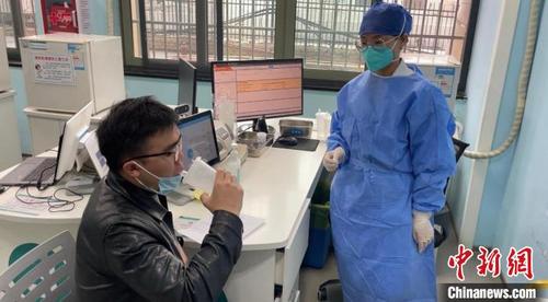 中国侨网杭州市民接种吸入式新冠疫苗。（资料图）　张煜欢　摄
