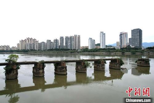 中国侨网古老的桥墩与现代化的建筑。 王东明 摄