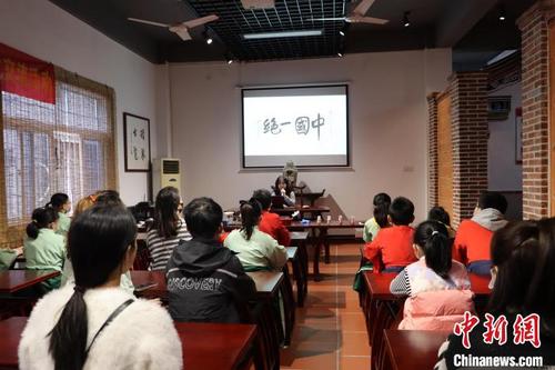 中国侨网漳台青少年聆听八宝印泥历史文化背景。 福建省古厝文化研究会供图