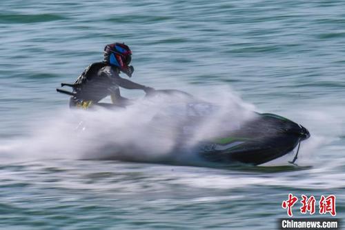 中国侨网图为一位参加立式水上摩托公开级JO竞速赛的选手在海上竞速。　骆云飞　摄