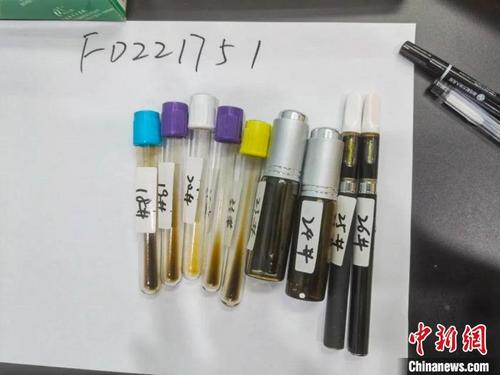 中国侨网警方缴获的大麻制品和制毒化学品。 杭州公安 供图