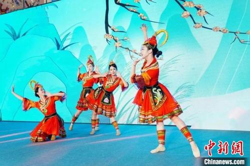 中国侨网畲族歌舞表演。　宁德市文化和旅游局 供图