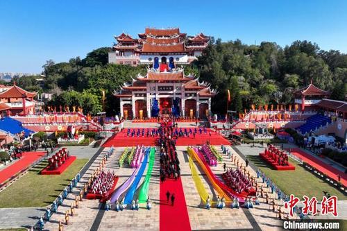中国侨网空中航拍湄洲岛妈祖祖庙,每年妈祖祭典都在此举行。 高亚成 摄