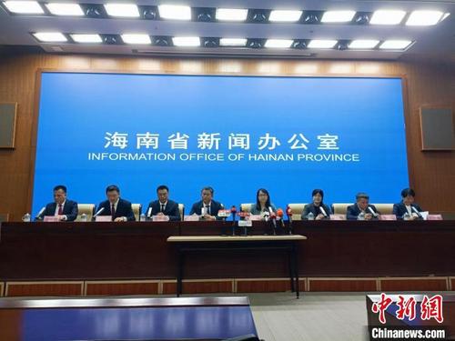 中国侨网12月21日，海南省新闻办公室在海口举行海南自由贸易港第十五批制度集成创新案例新闻发布会。　张月和　摄