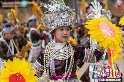 中国侨网苗族姑娘在贵州省从江县丙妹镇大塘村的芦笙节上跳芦笙舞。　吴德军　摄